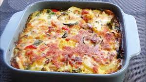 Couper les les légumes en petits morceaux faire fondre le beurre dans une cocotte et y faire revenir l'oignon émincé sans le faire. Gratin De Poulet Aux Legumes Facile Et Rapide Youtube