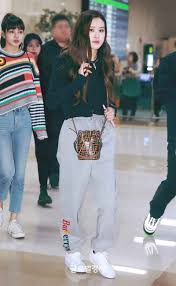 Casual women's outfit ideas from cabi clothing. Blackpink Rose Airport Fashion Black Outfit Casual 3