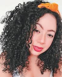 Tiara para cabelo cacheado: 30 ideias de como usar o acessório