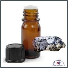 L'ambra grigia è una sostanza dall'odore particolarmente intenso, prodotta dallo stomaco dei capodogli e ingrediente principale, utilizzato in cosmesi, per la produzione dei profumi. Ambra Grigia Capidoglio Selvatico Grezza O Tintura Profumi E Saponi