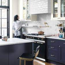 White and blue kitchen features white upper cabinets and navy blue lower cabinets adorned with aged brass pulls paired with white quartz countertops that resemble marble and a white stacked tile backsplash. Hc 154 Hale Navy Benjamin Moore Paint Color Trends 2019 Colour Trends Kitchen Trends Hale Navy Kitchen Design