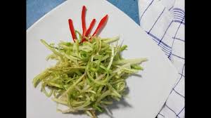 Il periodo di semina della catalogna quando raccogliamo tagliamo la pianta appena sopra al livello del terreno e preleviamo l'intero cespo, senza però sradicare o intaccare il colletto. Puntarelle Songino E Porri Al Limone