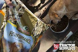 Hard Working Dog Food For Working Dogs Mossy Oak S New Performance Blend Dog Food Available Exclusively At Tractor Sup Dog Food Recipes Tractor Supplies Food