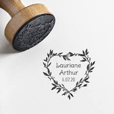 Tampon encreur mariage champêtre avec les prénoms des mariés et la date du mariage. Karo Tampons De Mariage Personnalises Poppiz Fab