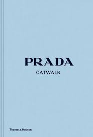 Discover prada official website and buy online the latest collections of bags, clothes, shoes, accessories and much more. Prada Catwalk The Complete Collections Anglais Frankel Susannah 9780500022047 Amazon Com Books