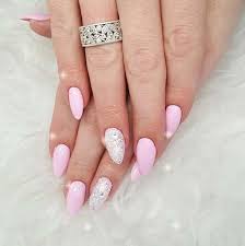 Un large choix de couleurs vous est proposé pour répondre à toutes ce gel peut être appliqué soit en guise de french sur le bouts des ongles ou sur la totalité des ongles. Manucure Decouvrez La Couleur De Vernis A Ongles Qui Regnera Sur Le Printemps 2018