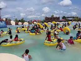 Harga tiket masuk waterpark pantai cermin medan dan gambar.untuk harga tiket snowbay sendiri antara hari senin sampai jumat dan weekend sabtu dan minggu berbeda harga, hal tetap saja hal yang paling utama bagi yang berencana untuk berkunjung kesana yaitu mengetahui dulu tentang harga tiket masuk snowbay waterpark tmii 2021. Lagi Senang Di Water Park Sampit Gelombang Tinggi Youtube