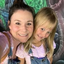 Amanda Freeze's Instagram, Twitter & Facebook