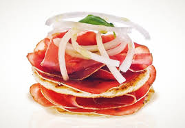 Per i primi piatti la cucina lombarda spazia da risotti, a zuppe e pasta ripiena, in brodo o meno, per una variegata scelta di secondi piatti di carne si aggiungono piatti di pesce della tradizione dei numerosi laghi e fiumi lombardi. Bresaola Come Condirla E 15 Ricette Che Non Ti Aspetti Gq Italia