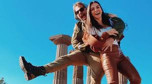 Kursunu tamamlayarak profesyonel oyunculuk kariyerine başladığı i̇stanbul'a taşındı. Engin Altan Aka Ertugrul Wife Neslisah S Latest Pda Filled Snap Breaks The Internet