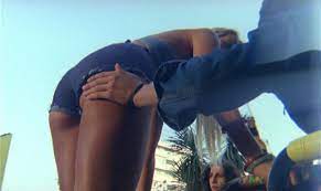 Regia di mario imperoli.con paolo carlini, annie carol edel, gianluigi chirizzi.daniela, prostituta minorenne. Blue Jeans 1975