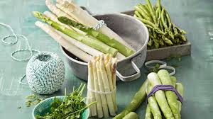 Der spargel fungierte nicht nur als nahrungsmittel, sondern zählte zu wichtigen arzneimitteln. Spargel Richtig Kochen So Bereitest Du Weissen Und Grunen Spargel Zu Eatbetter De