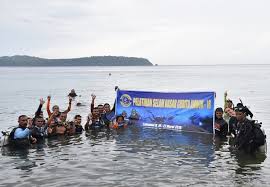 Sejarah asal mula seni trai kuda lumping, banyak diyakini adalah sebuah bentuk dukungan rakyat jelata terhadap pasukan berkuda pangeran diponogoro dalam menghadapai penjajah belanda. Penutupan Pelatihan Selam Dasar Gurita Ambon 18 Website Lantamal Ix Berita