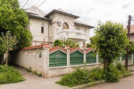 Vila superba oferita spre vanzare a fost renovata in 2018 si este situata pe una dintre strazile cochete si linistite din apropiere de piata charles de gaulle dar (id. Casa Regie Belvedere Bucuresti Casa De Vanzare Anuntul Ro