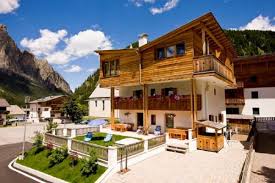 Il cucinino, separabile dal soggiorno con l'aiuto di una porta scorrevole, è attrezzato con piastra a gas, frigo con freezer, macchina da caffè americano, moka, stoviglie e posate. Appartamenti Villa Primola Corvara Alta Badia