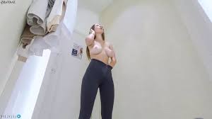 Porn vidos! Skrivena kamera u ženskoj svlačionici perverzni javni cumshot.  Provjerite to besplatno online na bs.andrq.net