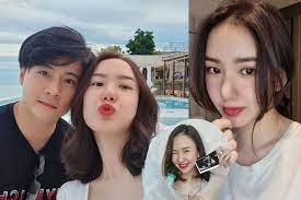 หลัง เชอรีน ณัฐจารี หรเวชกุล น้องสาวคนเล็กของไอดอลชื่อดัง นิชคุณ หรเวชกุล (นิชคุณ 2pm) ได้แจ้งข่าวดีว่าแต่งงานกับแฟนหนุ่มนอกวงการ อัศม์กรณ์. Hyvkdv1g49rkum
