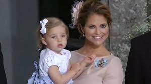 Princess madeleine, prinsessan madeleine, prinsesse madeleine and prinzessin madeleine diesen süßen lockenkopf hätten wir fast nicht erkannt! Prinzessin Madeleine Neues Foto Von Tochter Adrienne Bringt Die Fans Zum Schmelzen