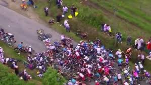 Et seconde chute avec christopher froome. Iucblozwqtrfrm