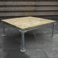 de steigerbuis salontafel van buizen en steigerhout is een stoere robuuste en stijlvolle tafel eenvoudi pallet tafel buiten salontafel rustieke eettafel