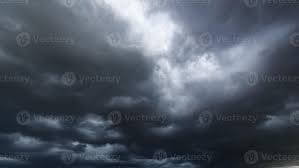 o céu escuro com nuvens pesadas convergindo e uma tempestade violenta antes  da chuva. céu com mau tempo ou mau tempo. 11103517 Foto de stock no Vecteezy