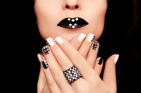 Tenemos imágenes de uñas de gel, acrílicas, uñas postizas, naturales. Manicura Multicolor Con El Blanco Y Negro Esmalte De Unas Decoradas Con Pedreria Y Un Anillo En Su Mano Fotos Retratos Imagenes Y Fotografia De Archivo Libres De Derecho Image 49790907