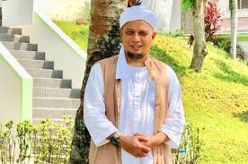 Kumpulan tausiyah/ceramah ustadz arifin ilham ini dirangkumkan dari berbagai judul dan bentuknya. Kamar Rawat Ustadz Arifin Ilham Penuh Barang Barang Mewah Begini Isinya Yang Bikin Melongo