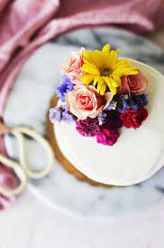 How To Decorate A Cake With Flowers Edible Flowers Recipes Cake Decorating Flowers Edible Flowers Cake