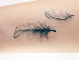 Die menschen suchen derzeit wege, um sich selbst auszudrücken. Feder Tattoos Und Die Bedeutung