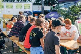 So weit weg, dass wir dieselben initialen haben. hildmann zählt die spitznamen auf, die sie ihm bei. Ruckblick Veganes Sommerfest Berlin