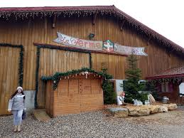 Nous avons fait la queue (bon c'était pas énorme non plus) à chaque maison. Le Hameau Du Pere Noel Existe Et En Plus Il Est En France