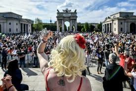 La manifestazione a sostegno del ddl zan a milano. Ddl Zan Manifestazione A Milano Da Francesca Pascale A Paola Turci 8mila Persone In Piazza