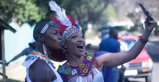 Desmond dube trevor gumbi nandi nyembe yonda thomas busisiwe lurayi thando thabethe clementine mosimane sandile mahlangu motlatsi mafatshe saint seseli charmaine mtinta swankie mafoko lethabo bereng keketso semoko rami chuene. Netflix S How To Ruin Christmas The Wedding Gets Mzansi S Stamp Of Approval