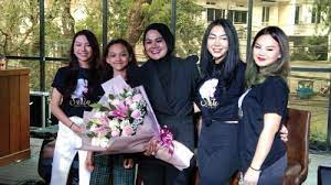 Sarita mengatakan anaknya yang kecil pernah menangis setelah tidak sengaja bertemu dengan jennifer. Sarita Abdul Mukti Tumpahkan Isi Hati Ditinggal Suami Dalam Single Terbaru Okezone Celebrity