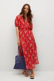 Elle apporte une touche rétro par son imprimé avec des fleurs blanches. 10 Robes Longues Printemps Ete 2021 Taaora Blog Mode Tendances Looks