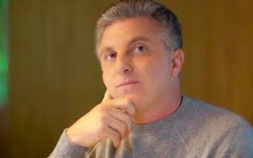 Luciano grostein huck (born september 3, 1971) is a brazilian tv host and entrepreneur. Luciano Huck Descarta Candidatura Em 2022