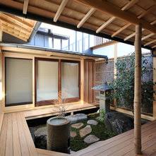 Explore layouts with center interior courtyard, big courtyard w/room for pool & more. Nature In A Jar Small Courtyard Gardens Of Japanese Homes