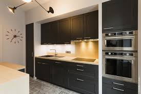 Le bois et la couleur noire sont en totale opposition visuellement, mais se marient à merveille en décoration intérieure. La Cuisine S Habille De Noir Astuces Et Conseils De Pros Idkrea Rennes