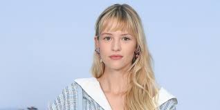 Victime collatérale de cette affaire, elle avoue avoir été obligée de se couper de tout. Pourquoi Exiger Une Reaction D Angele A L Accusation D Agression Sexuelle Concernant Son Frere Est Un Probleme Marie Claire