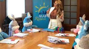 Check spelling or type a new query. Alcaldesa Cathy Barriga Comparte Fotografia Intima Y Le Tiran Peluches A La Municipalidad