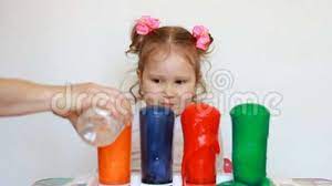 Der essig sorgt dafür, dass sich die schale des eis auflöst. Chemie Experimente Kind Und Wissenschaftsexperiment Unterhaltung Fur Kinder Vorschulbildung Mehrfarbig Stock Video Video Von Messwert Gebildet 113912099