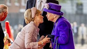 Aktuelle nachrichten rund um die queen elizabeth ii. Konigin Maxima Und Die Queen Dieser Knicks Wurde Zum Workout Stern De