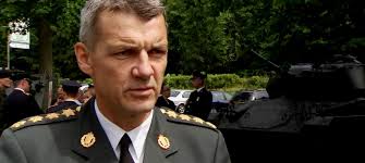 Forsvarschef får kritik for at true ansattes ytringsfrihed