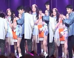 Berikut perjalanan cinta member exo, ada kai yang pacari jennie blackpink hingga krystal, lalu baekhyun yang kencani taeyeon snsd. Possible Couple Item Taeyeon Baekhyun S Earphone Kpopmap