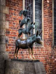 La statue des quatre musiciens de brème (l'âne,le chien,le chat et le coq).il s'agit d'un conte des frères grimm.ce conte raconte l'histoire de ces. Europe Germany Bremen Die Bremer Stadtmusikanten Town Musicians Of Bremen Statue Statue Bremen Bremen Germany