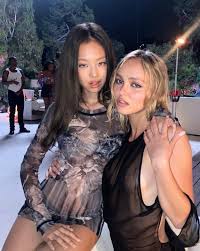 ْ on X: jennie and lily rose t.co0bNYjOGJZa  X