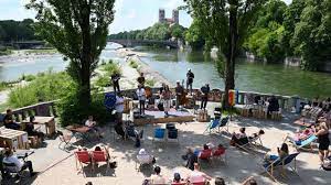 Oben auf dem balkon sitzen der gastronom, der das vereinslokal mamas küche des mtv 1879 münchen betreibt, hatte. Munchen Kulturstrand Auf Der Corneliusbrucke Eroffnet Munchen Sz De