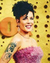 /ˈhɔːlzi/, /ˈhɑːlzi/), is an american singer and songwriter. Yequ4jgfuvh0zm