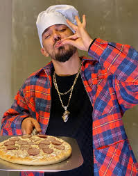 Capital bra pizza vs echte italienische pizza test essen challenge !!! Capital Bra Bringt Pizza Raus Supermarkte Mit Lieferverzogerungen Watson