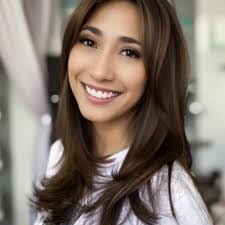 Carolyn Earls's Instagram, Twitter & Facebook